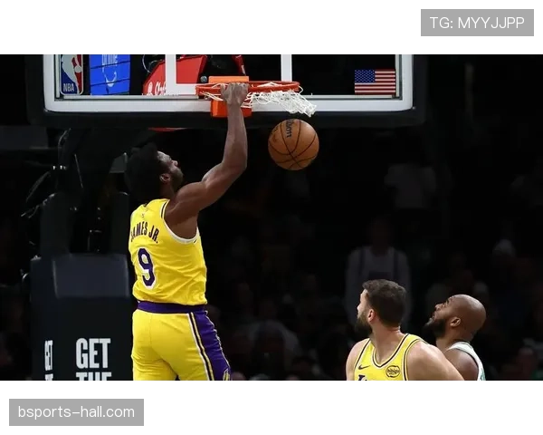 科比挡拆制造错位提升关键时刻得分效率拉开湖人领先优势